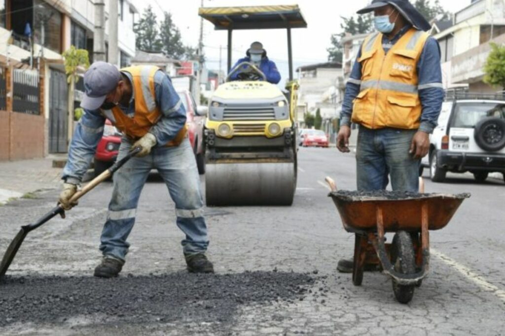 Los quiteños han mostrado su malestar por la cantidad de baches que hay en las calles de Quito. Foto: Municipio de Quito