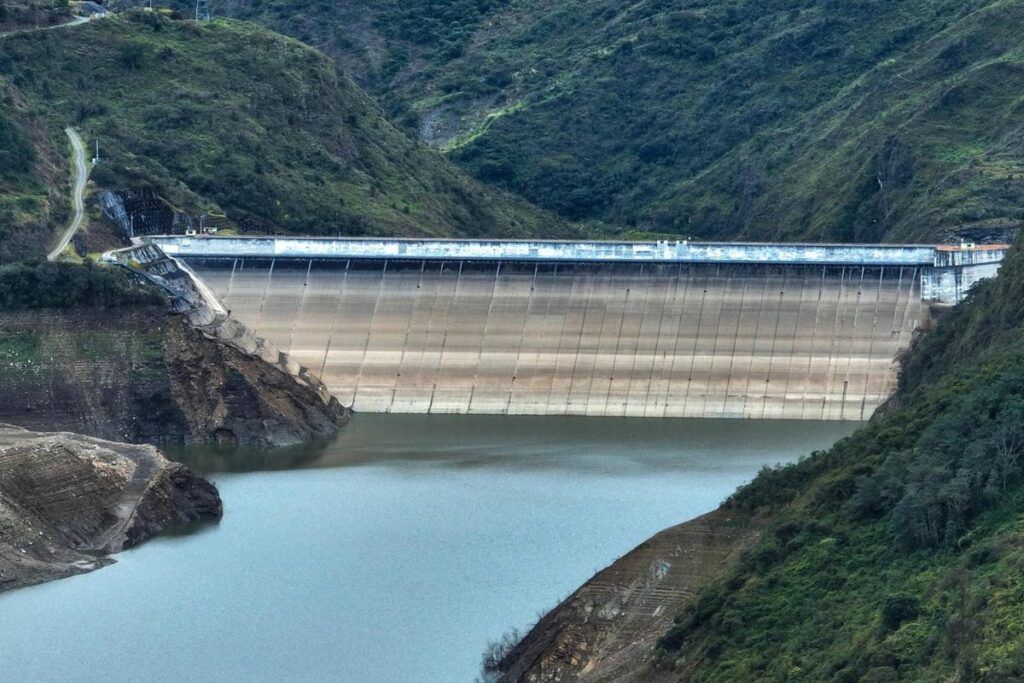 La Central Hidroeléctrica de Mazar genera energía durante las noches para cubrir la demanda nacional. Foto: EFE