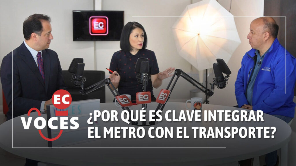 Cristóbal Buendía, del Observatorio de Movilidad (izq.), Gabriela Quiroz, periodista (centro) y Álex Pérez, secretario de Movilidad del Municipio de Quito, analizaron la integración del transporte público en el distrito metropolitano de Quito.
