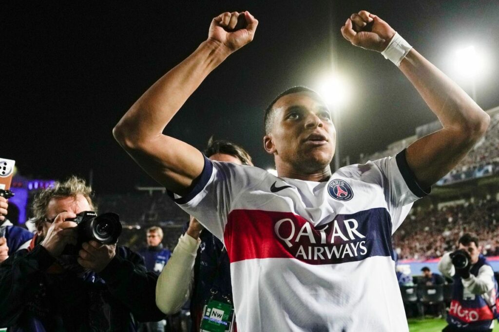 Kylian Mbappé, del PSG, celebra a victoria ante FC Barcelona en la Champions League.