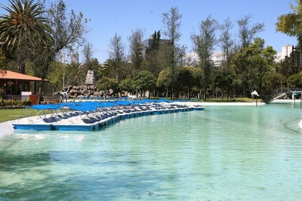 El Parque La Carolina es un espacio visitado por familias, amigos, deportistas y vendedores. Foto: Municipio de Quito