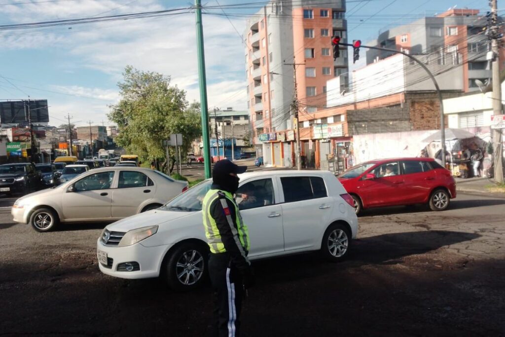El pico y placa se aplica de 06:00 a 09:30 en las mañanas. Foto: X AMT