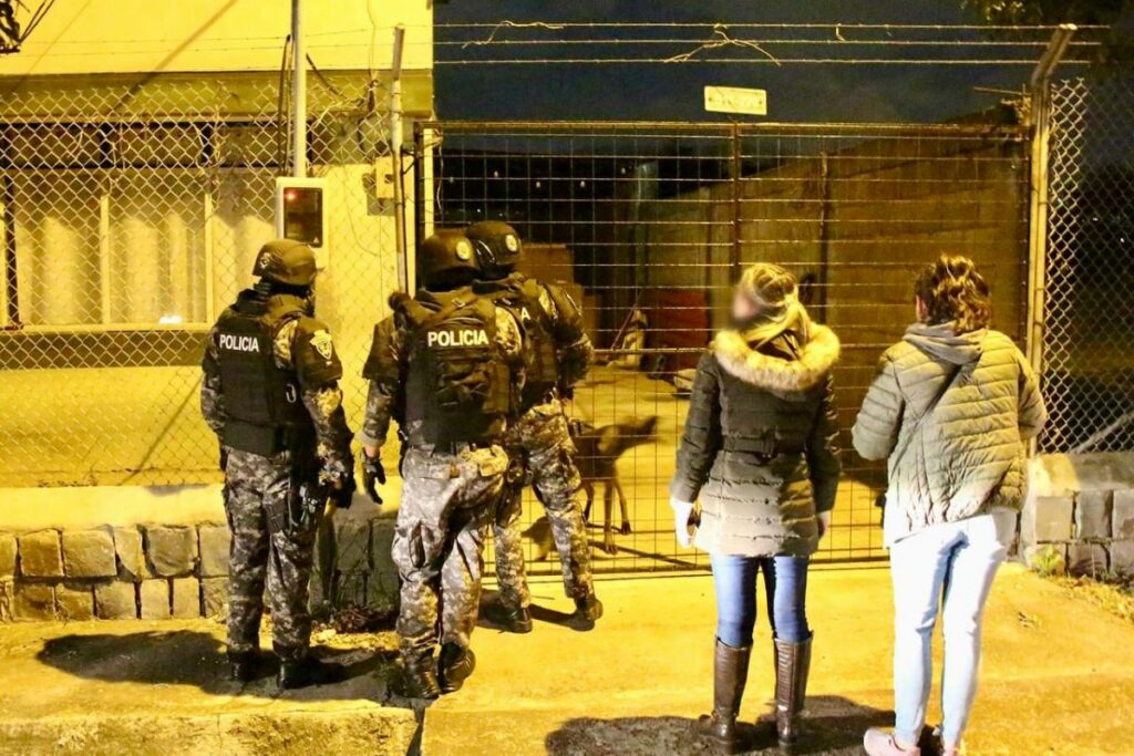 LA madrugada de hoy se realizaron ocho allanamientos en Quito. Foto: X Fiscalía Ecuador