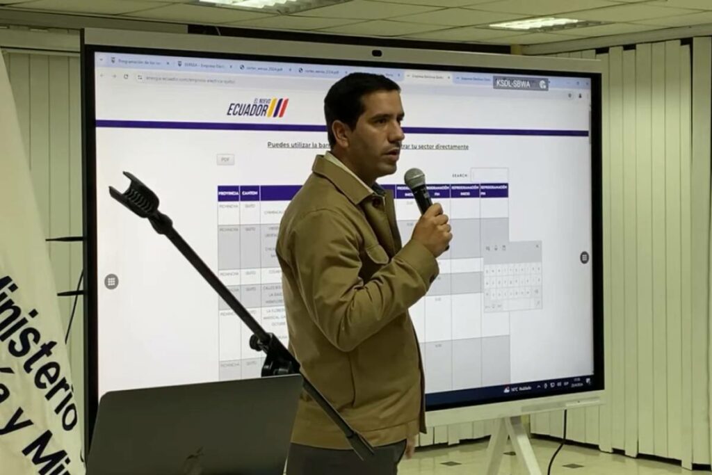 El ministro de Energía encargado, Roberto Luque, actualizará diariamente la situación energética del país, mientras dure la emergencia del sector eléctrico. Foto: Ministerio de Energía
