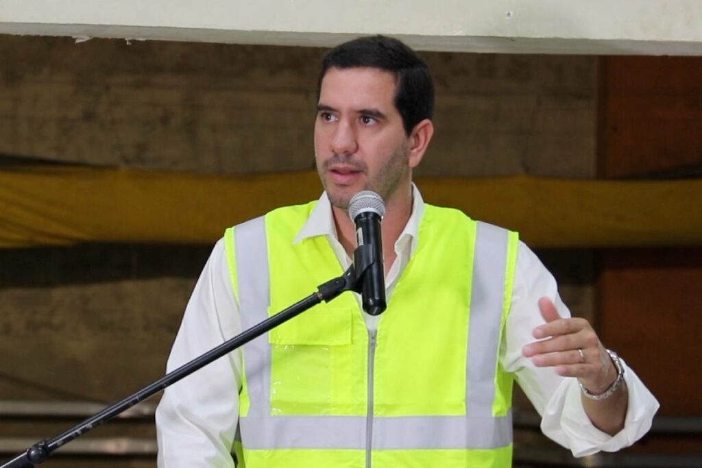 El ministro Roberto Luque explicó las razones en los cambios de horarios de los cortes de luz. Foto: Ministerio de Energía.
