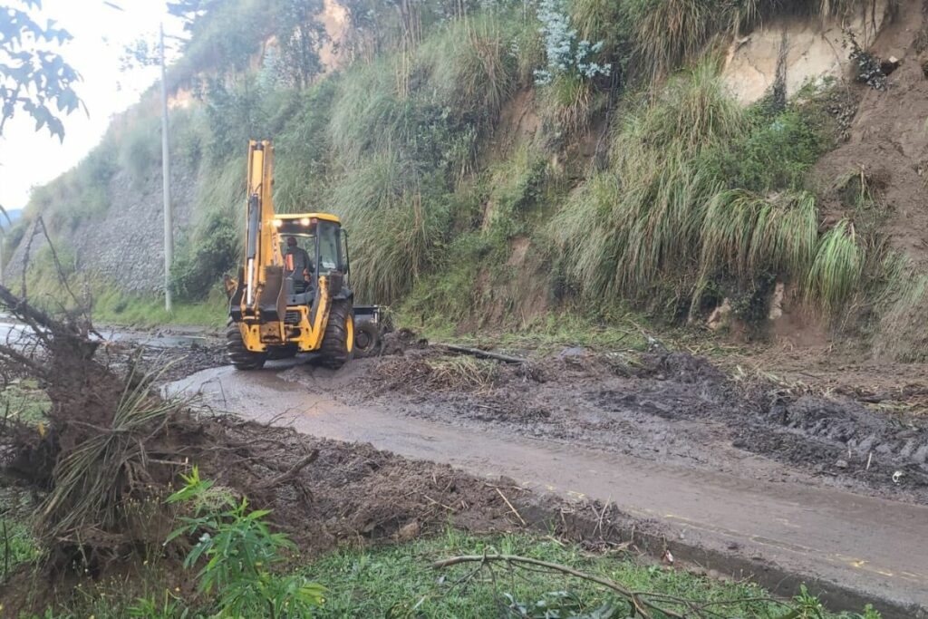 La vía se encuentra cerrada en sentido norte sur. Foto: X ECU911Quito