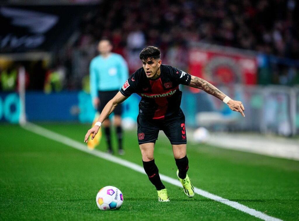 Piero Hincapié durante un partido de la Bundesliga con el Bayer Leverkusen.