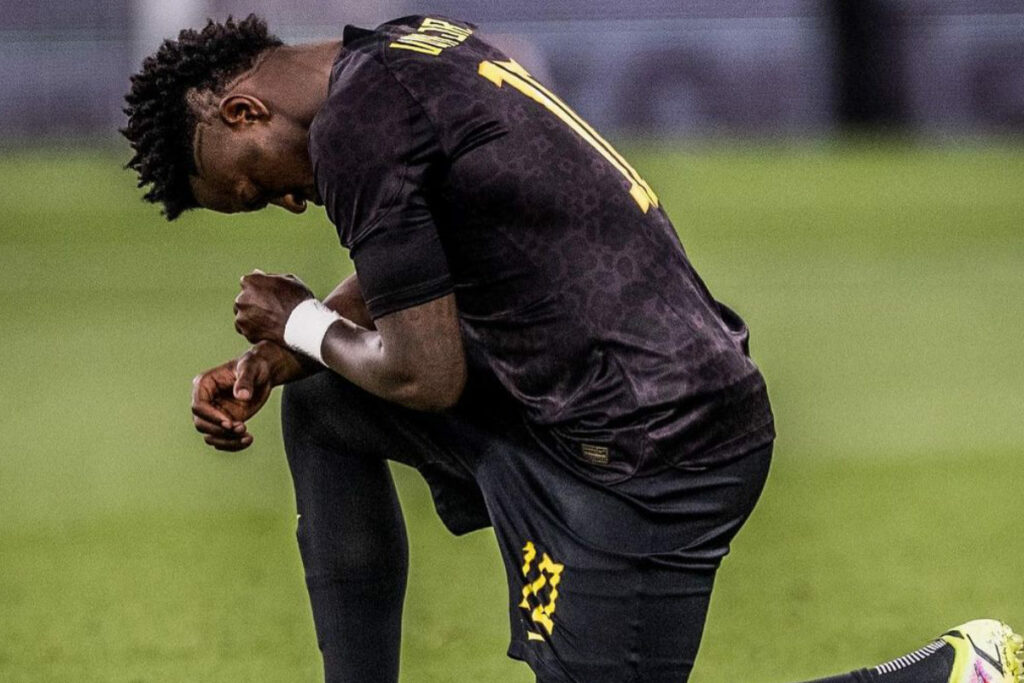 Vinícius Júnior luciendo la única camiseta de color negro en la historia de Brasil como símbolo de la lucha contra el racismo en el fútbol.