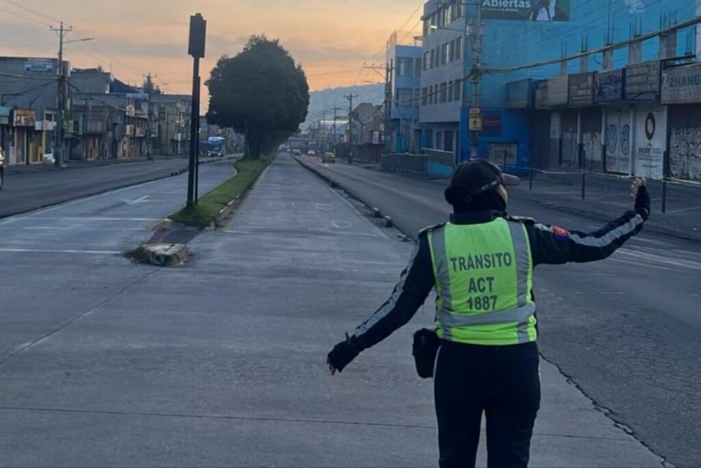 Los agentes de tránsito gestionan el flujo vehicular en las calles de Quito. Foto: AMT