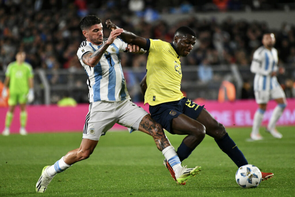 Rodrigo de Paul, (izq.) de la Selección de Argentina, disputa un balón con Moisés Caicedo, (der.) de la Selección de Ecuador, en las eliminatorias sudamericanas.