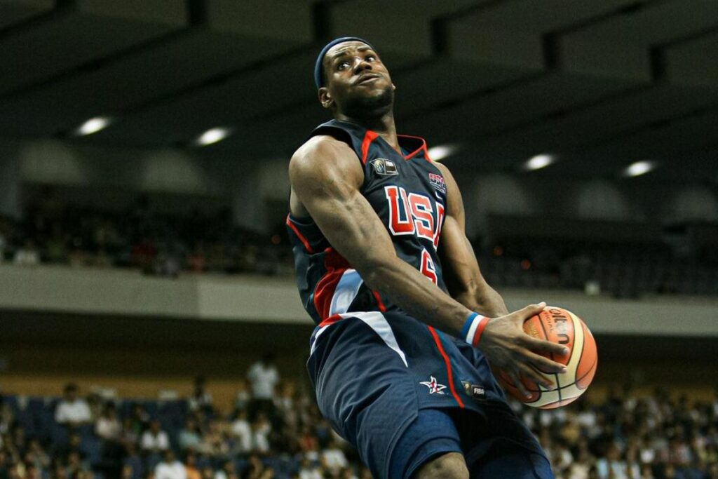 LeBron James en un partido de baloncesto con la Selección de Estados Unidos.