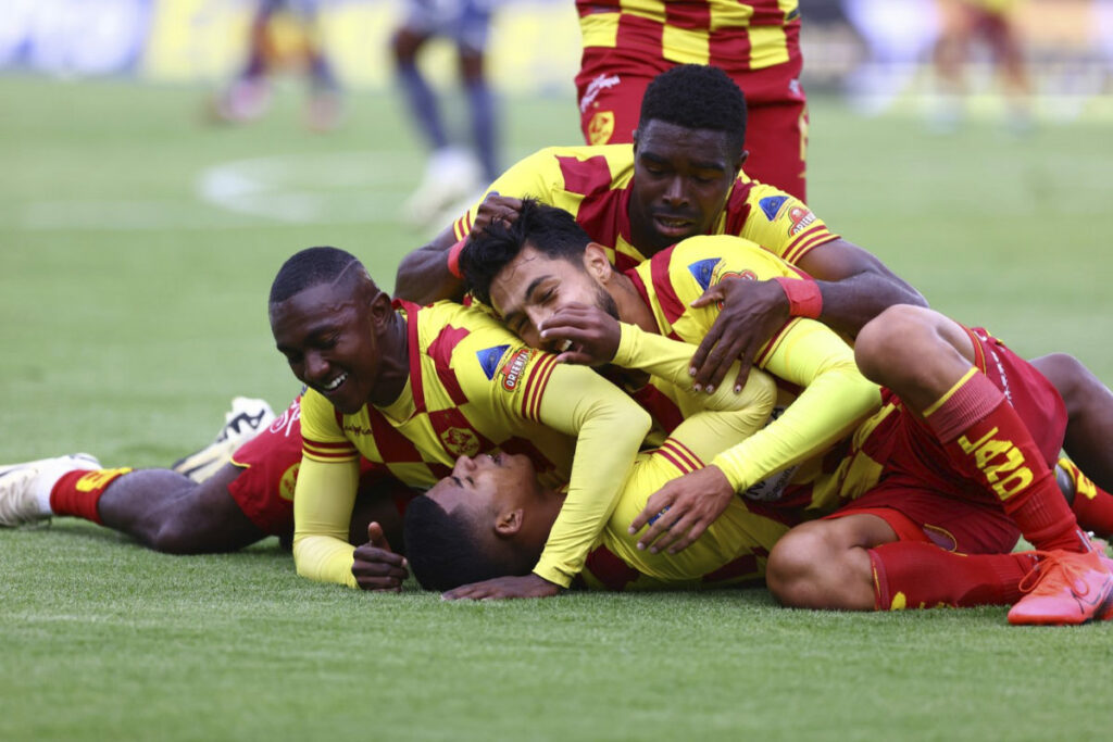 Jugadores de Aucas celebran uno de los goles marcados a Emelec en la Liga Pro 2024.