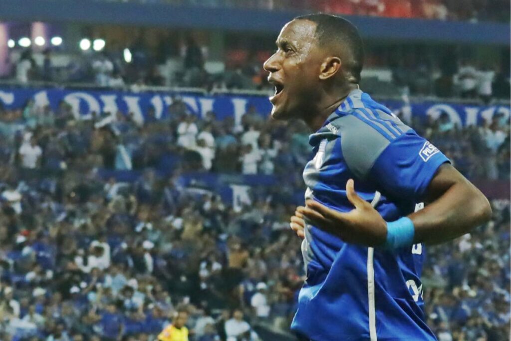 Jaime Ayoví festeja el gol del empate de Emelec ante Barcelona SC el 28 de abril del 2024. Foto: API