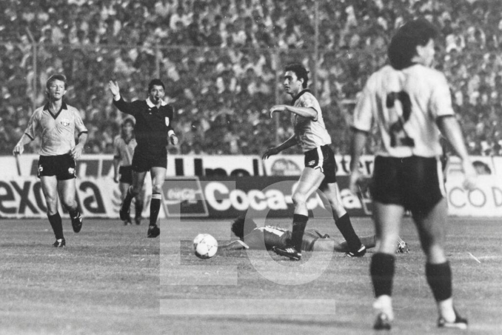 Manuel Uquillas (c) con Barcelona SC en 1990.
