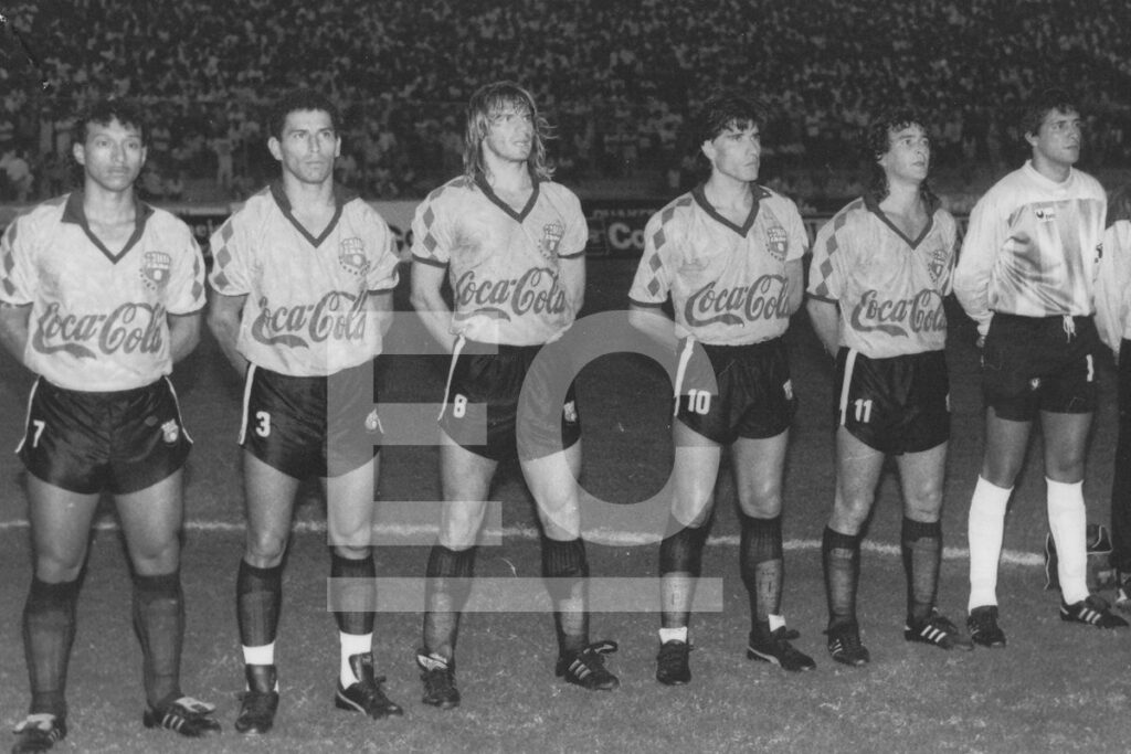 Plantel de Barcelona SC en el estadio Monumental en 1990.