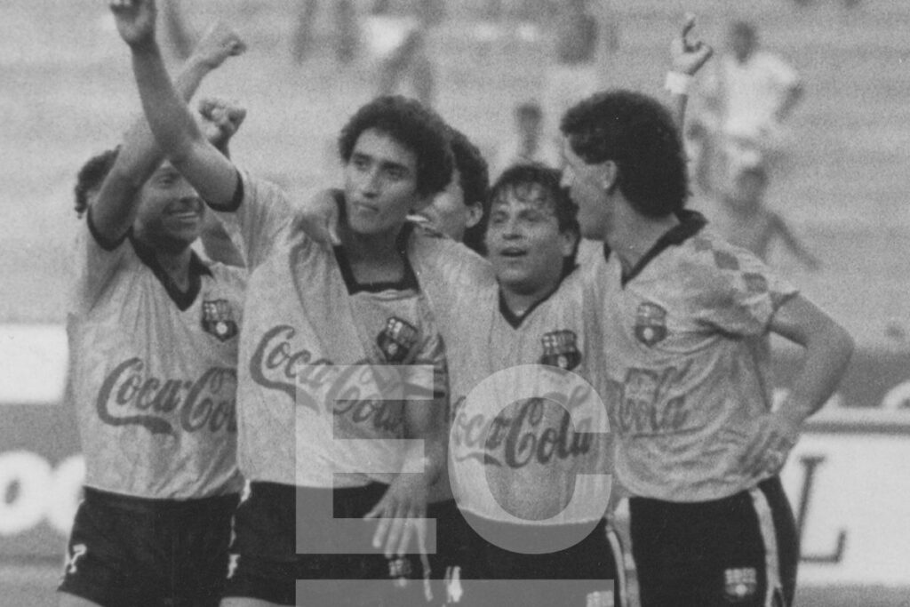 Jugadores de Barcelona SC en el estadio Monumental en 1990.