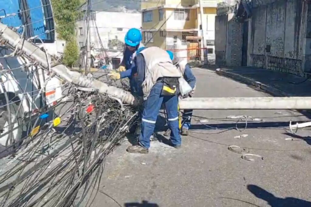 La red eléctrica cayó producto de un siniestro con un bus. Foto: captura de pantalla video X @hugolincango