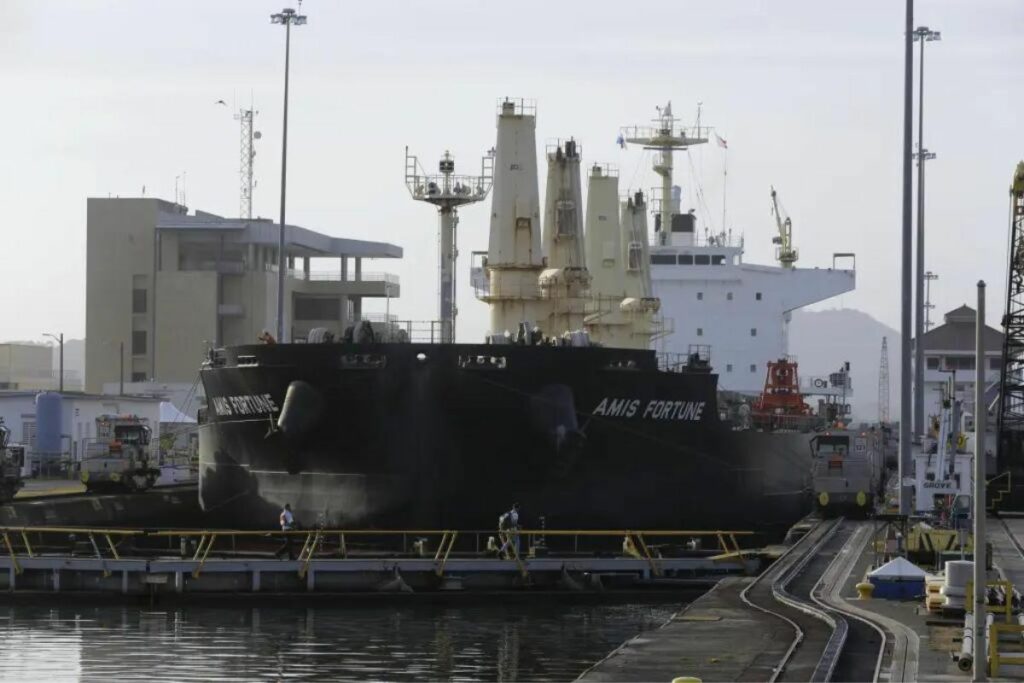 Un buque transita por el canal de Panamá el 22 de marzo de 2024, en Ciudad de Panamá. Carlos Lemos/EFE