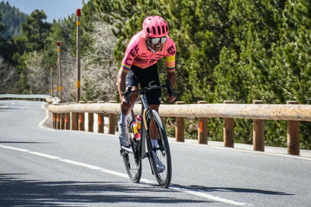 Richard Carapaz durante uno de sus entrenamientos para las grandes vueltas de ciclismo de 2024. Foto: Instagram @richardcarapaz