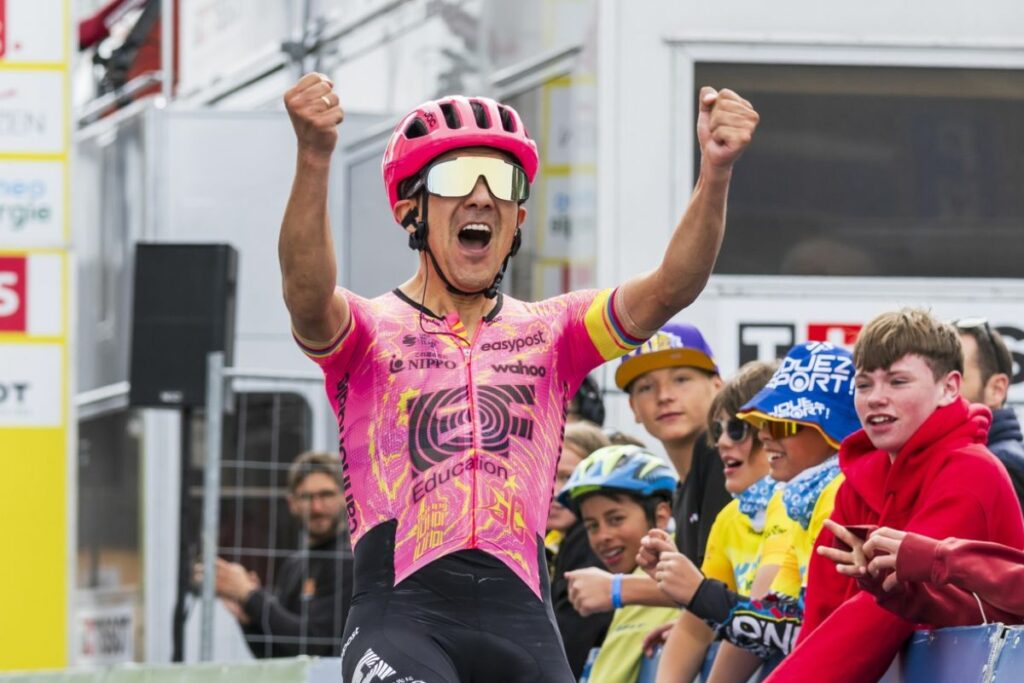 Richard Carapaz en el momento que cruza la meta al ganar la etapa 4 del Tour de Romandía, en Suiza, el 27 de abril del 2024. Foto: EFE