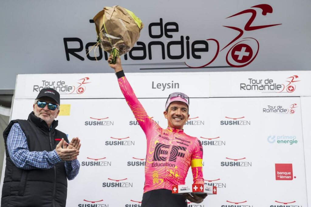Richard Carapaz, del EF Education-Easypost, celebra en el podio del Tour de Romandía tras ganar la etapa 4. Foto: EFE