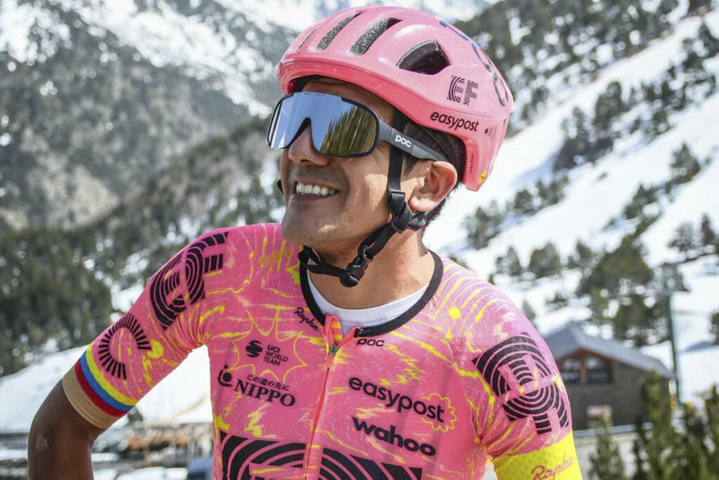 Richard Carapaz con el uniforme del EF Education-EasyPost.