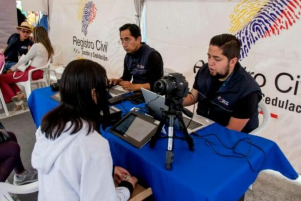 La jornada de cedulación se extiende durante el fin de semana por la consulta popular. Foto: Archivo/El Comercio