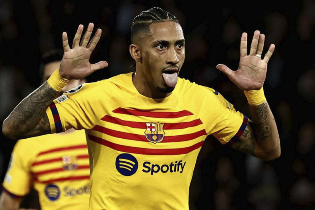 El brasileño Raphinha celebra uno de los goles que le marcó al PSG con el Barcelona en la Champions League 2023-24.