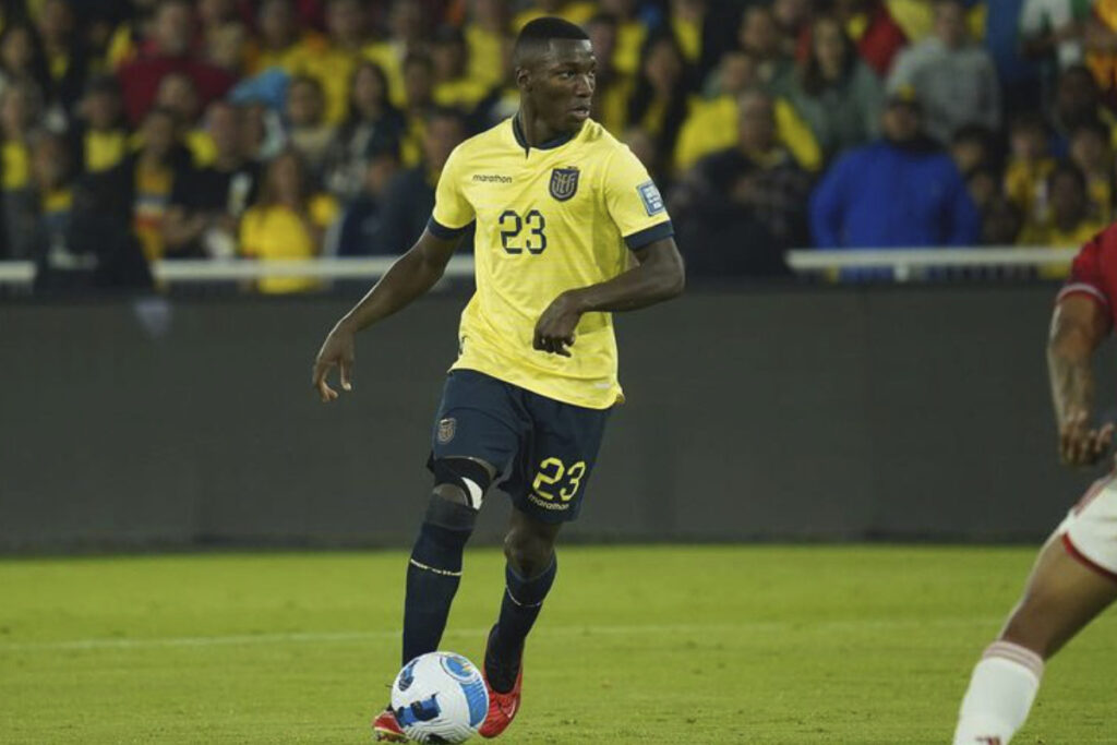 Moisés Caicedo con la selección de Ecuador en un partido de las eliminatorias al Mundial 2026 en Quito.