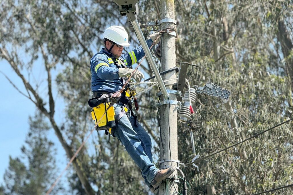 El Ministerio de Energía señaló que se están tomando los correctivos para comunicar oportunamente los cambios de horarios en los cortes de luz. Foto: Cuenta X de la EEQ