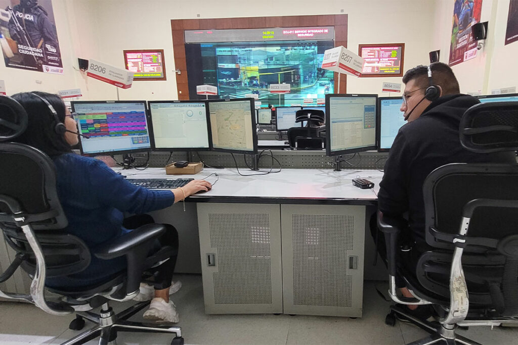 Personal del ECU 911 monitorea a través de las cámaras de seguridad varios puntos de la ciudad de Quito. Foto: Orlando Silva / EL COMERCIO