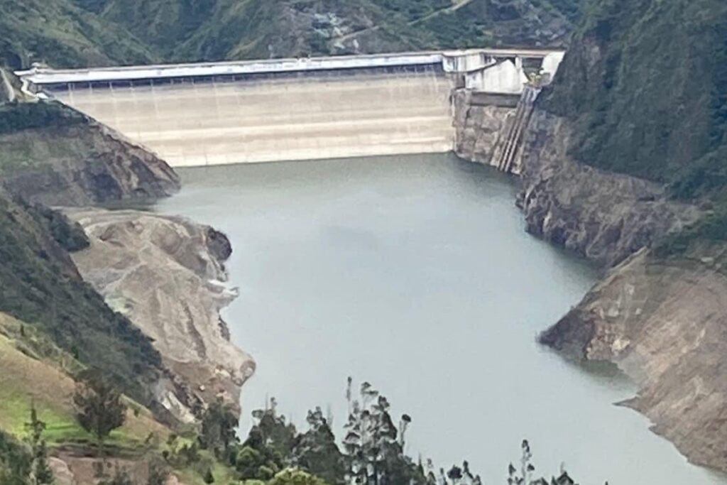 El nivel más bajo del embalse de Mazar en este 2024 se registró el 17 de abril cuando estuvo en los 2 106 metros sobre el nivel del mar. Archivo