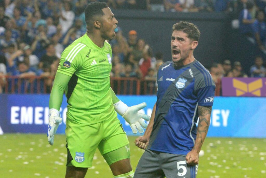 Pedro Ortiz y Cristian Erbes festejan después de que el golero de Emelec atajó un penal a Damian Díaz de Barcelona SC. Foto: API
