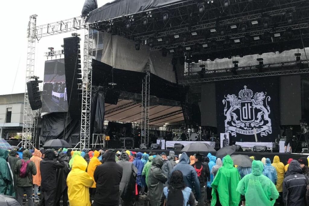 Los amantes del metal disfrutan del segundo día del festival a pesar de la lluvia. Foto: Richard Jiménez/ EL COMERCIO