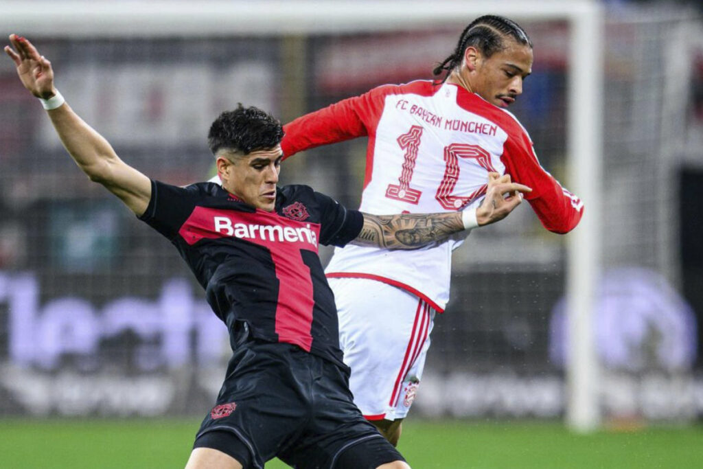 Piero Hincapié con el Bayer Leverkusen enfrentando al Bayern Múnich en la Bundesliga.