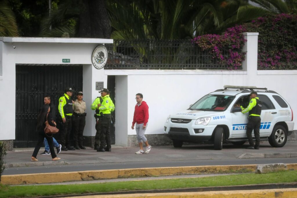 Fotografía de la entrada a la Embajada de México el pasado 6 de abril de 2024 en Quito, Ecuador.