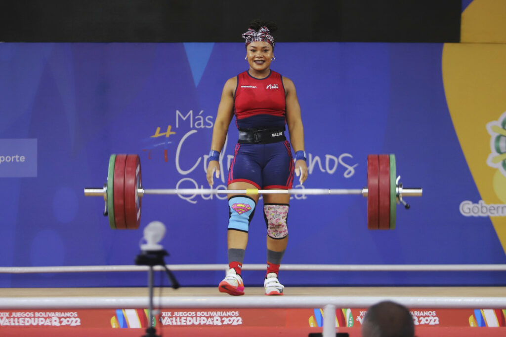 Neisi Dajomes en los Juegos Bolivarianos Valledupar 2022. La pesista estará en París 2024.