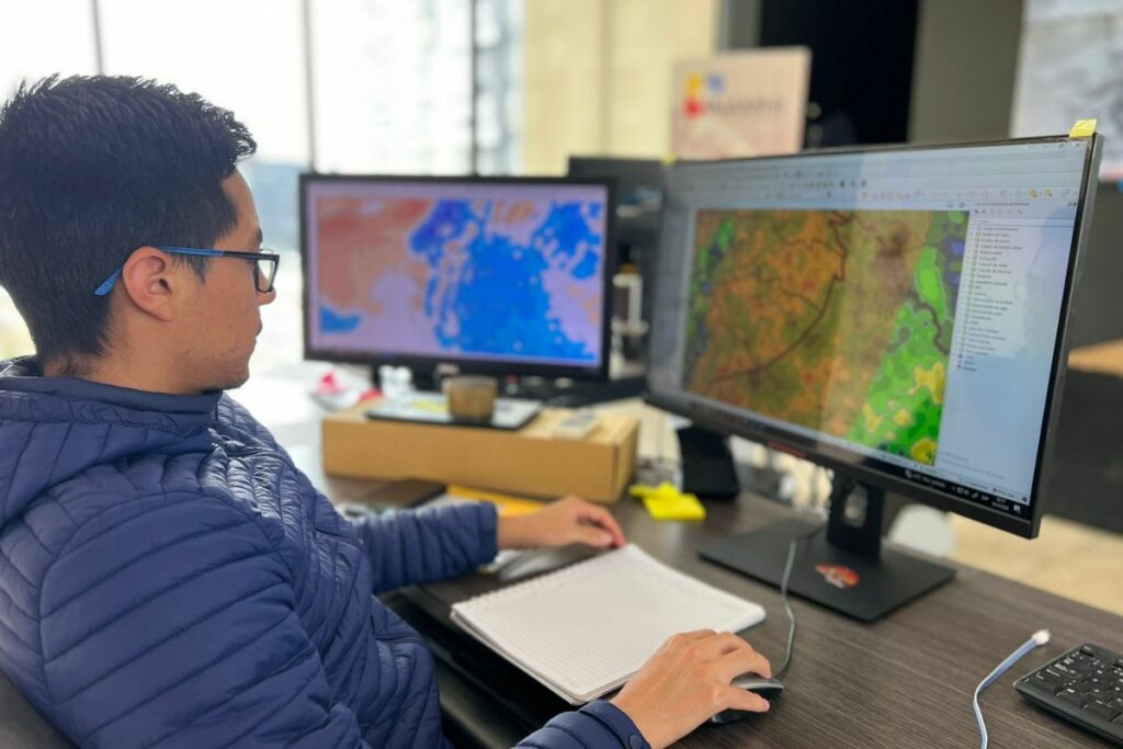 Técnicos del Inamhi detallan el pronóstico para varios puntos del país. Foto: cortesía Inamhi