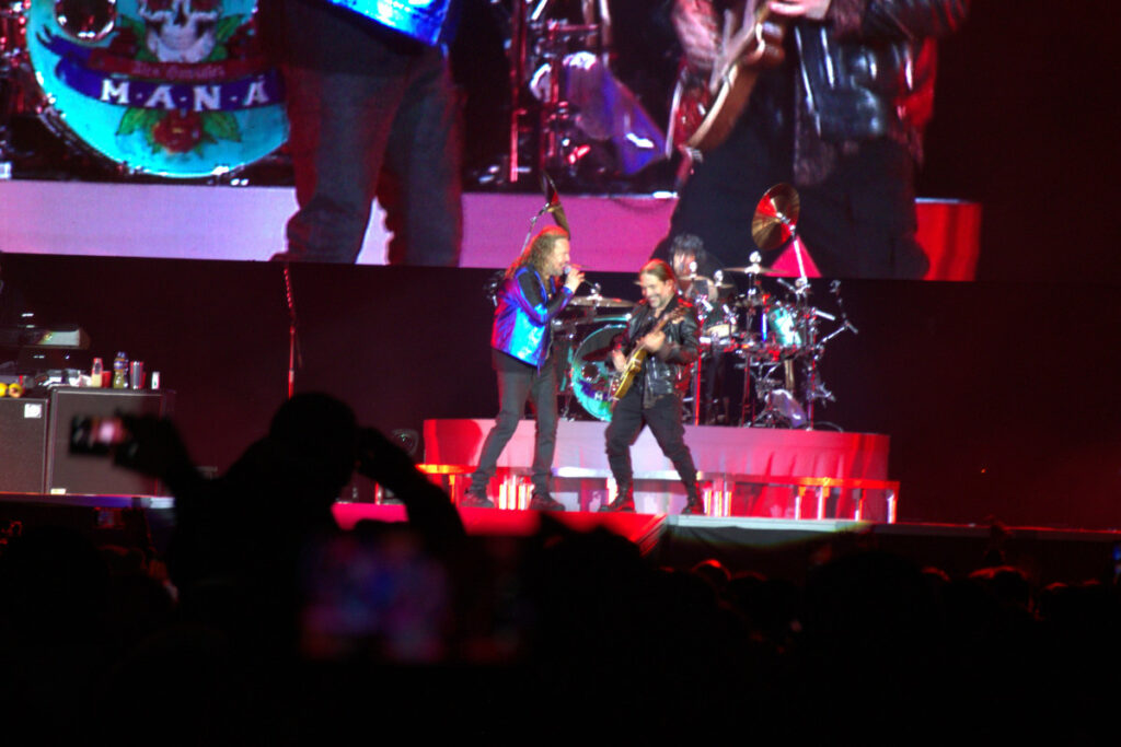 Fher Olvera en complicidad con Sergio Vallín, guitarrista de Maná. Foto: Kevin Puga/ EL COMERCIO