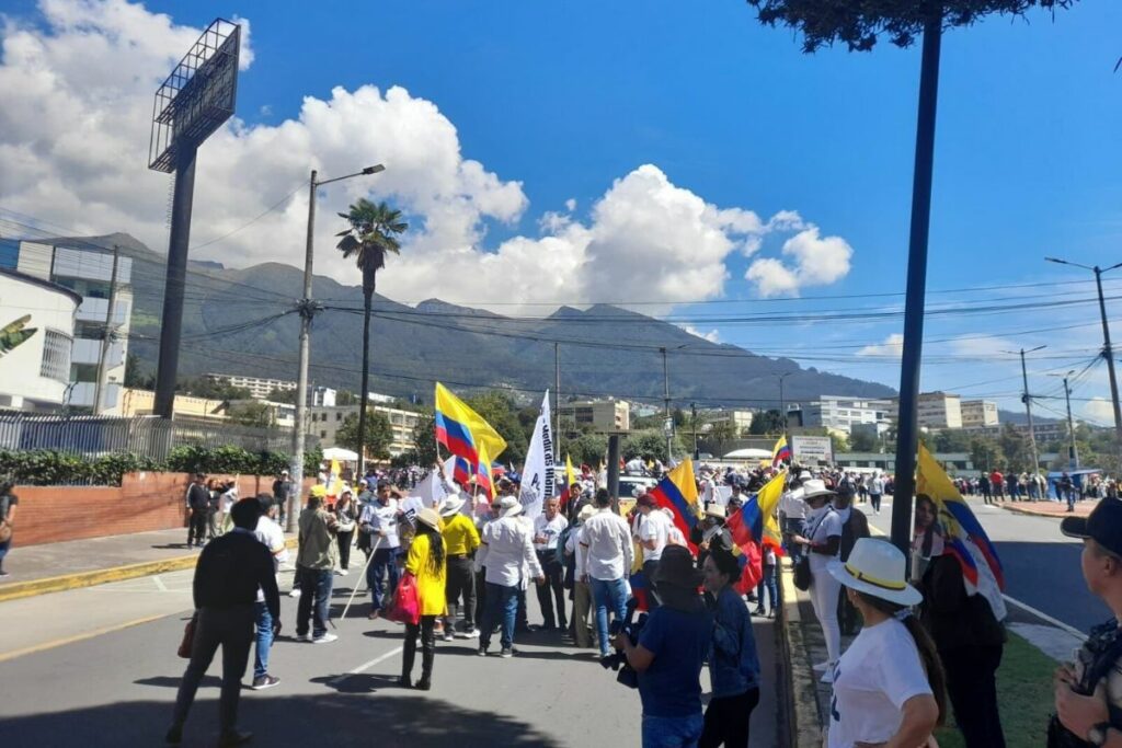 Alrededor de mil personas se desplazaron hasta los exteriores de la Fiscalía. Foto: Policía Nacional