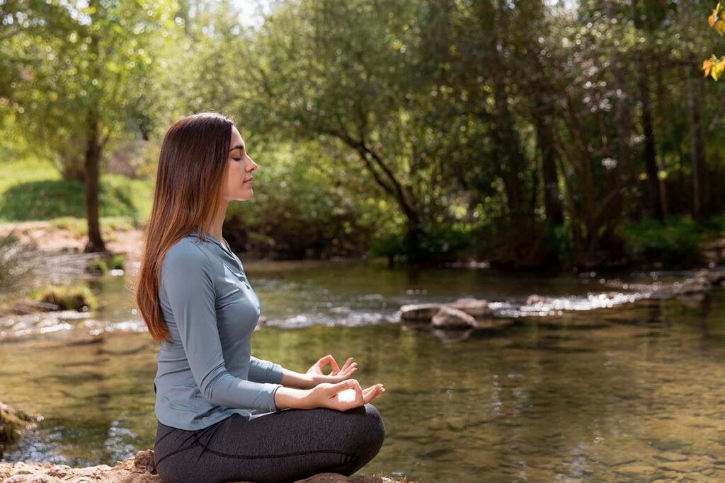 Meditar ayuda a desarrollar la empatía. Foto: Freepik