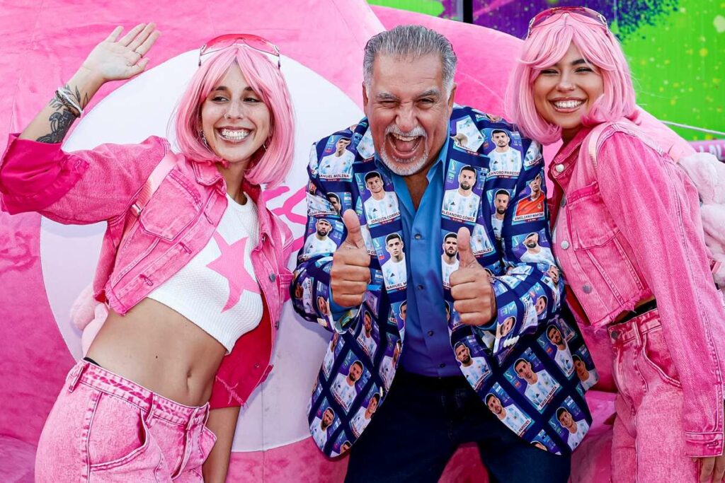 El presentador argentino de televisión Fernando Fiore posa junto a dos invitadas durante la muestra 'The Messi Experience: A Dream Come True' celebrada en The Hngar at Regatta Grove en Miami, Florida.