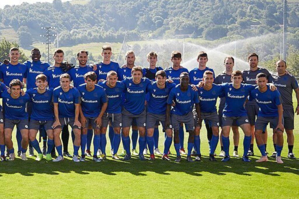 Moisés Ramírez, segundo jugador de izquierda a derecha en la fila superior, y Xabi Alonso, segundo de derecha izquierda de la fila superior.