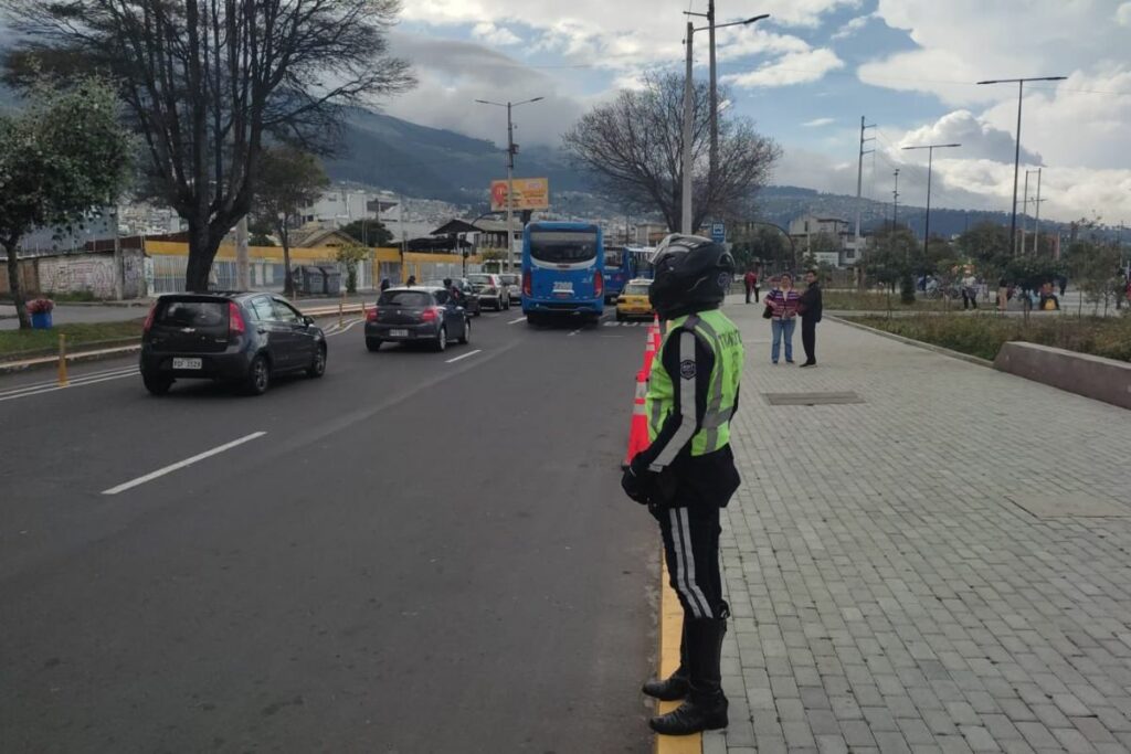 Los agentes metropolitanos vigilan el cumplimiento del Pico y placa. Foto: X AMT