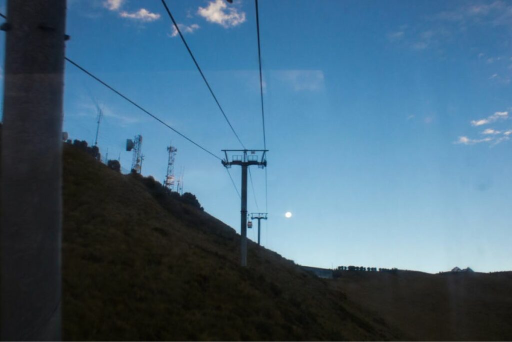 La tormenta eléctrica vivida en Quito, este 20 de abril de 2024, pausó al teleférico. Foto: Teleférico de Quito
