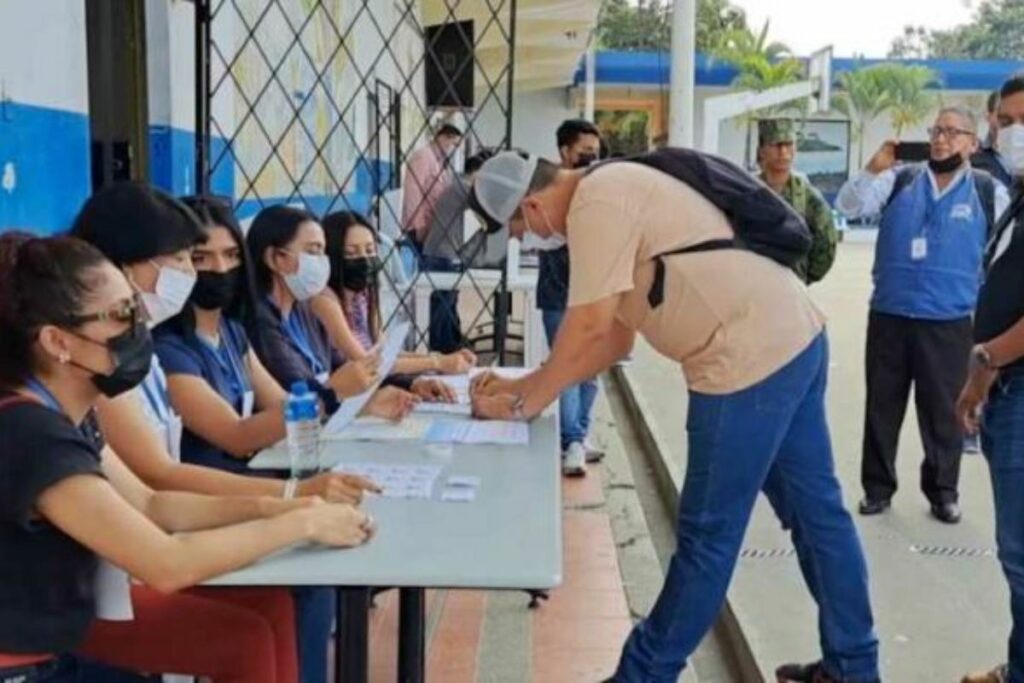 Se recomienda llegar con anticipación para evitar aglomeraciones y facilitar el desarrollo fluido de la jornada electoral. Foto: Archivo / EL COMERCIO.