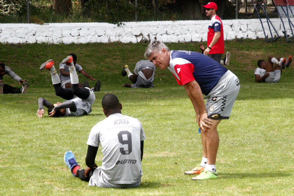 Marcelo Zuleta en la temporada 2019 con el buzo de entrenador de El Nacional.