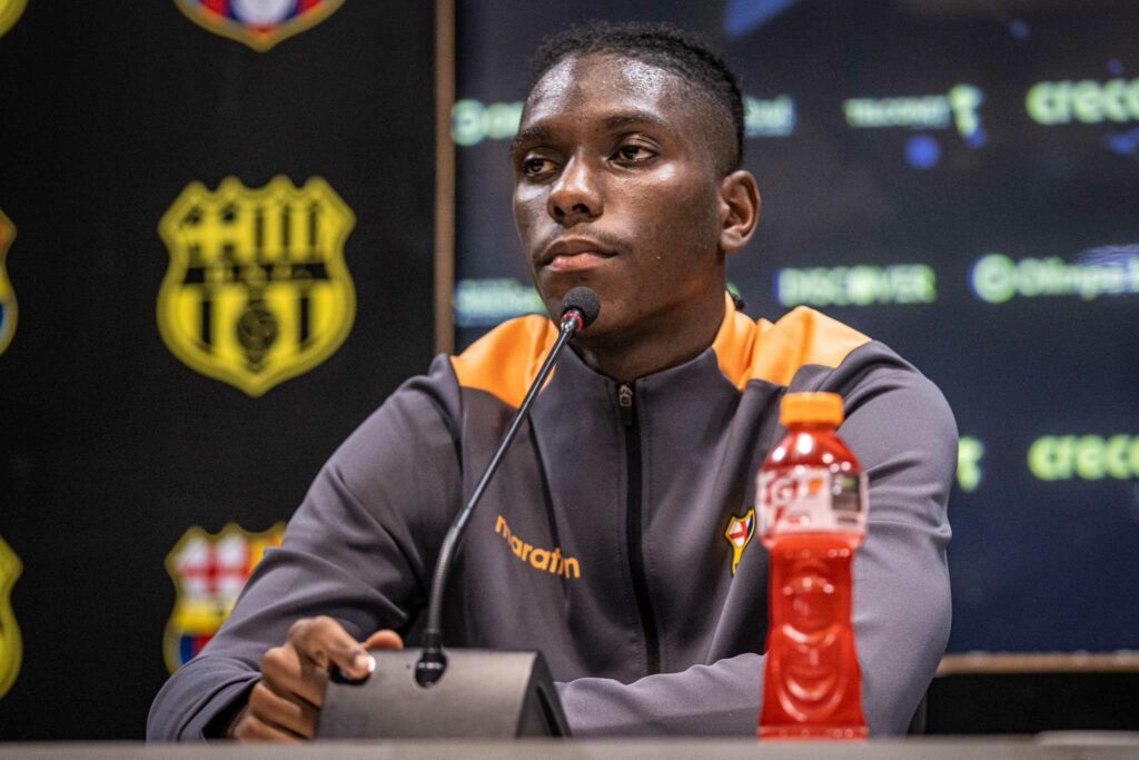 Allen Obando durante una conferencia de prensa de Barcelona SC.