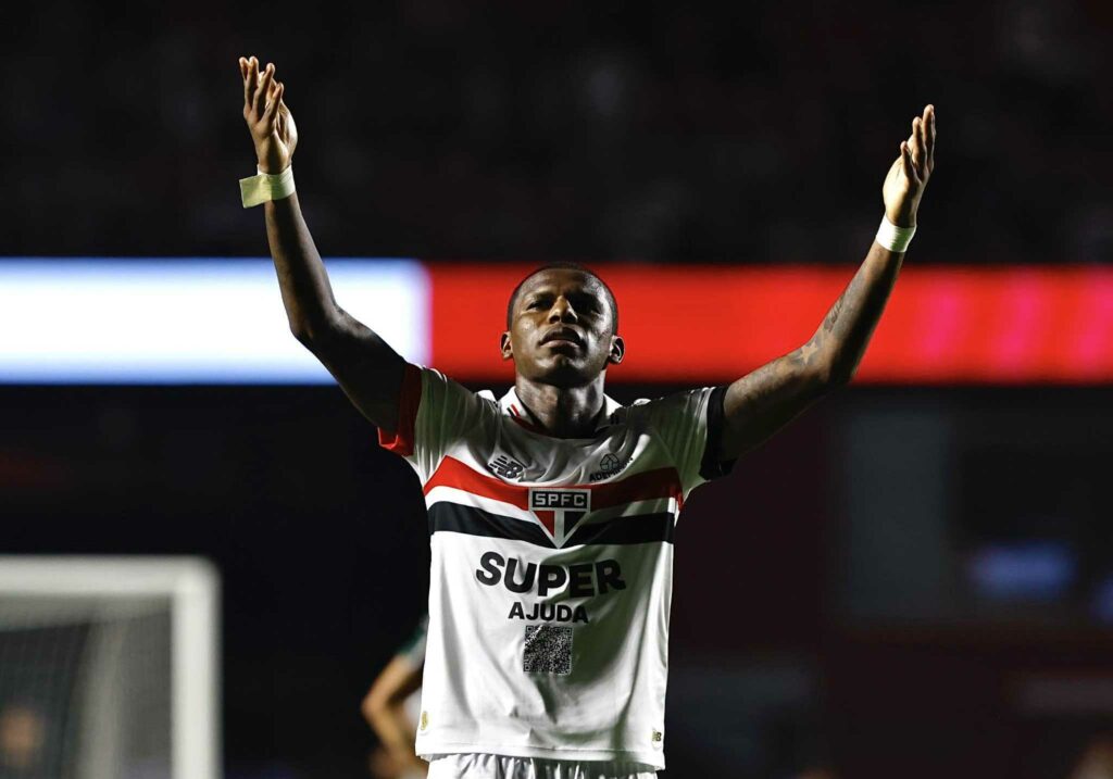 Robert Arboleda celebra un gol y un triunfo en el São Paulo De Brasil que dirige Luis Zubeldía