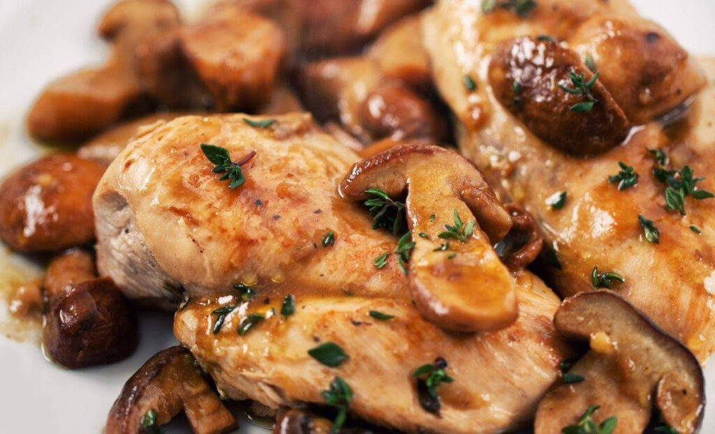 El pollo se cocina a la plancha durante dos o tres minutos. Cuando se forme una costra en ambos lados, estará listo.
